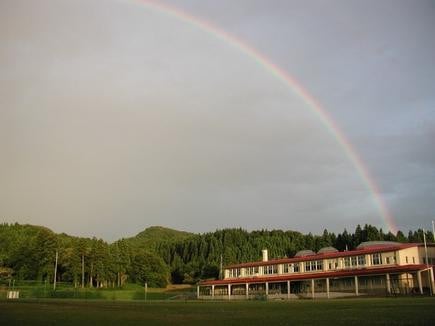 ようこそ！　虹の架かる学び舎へ01